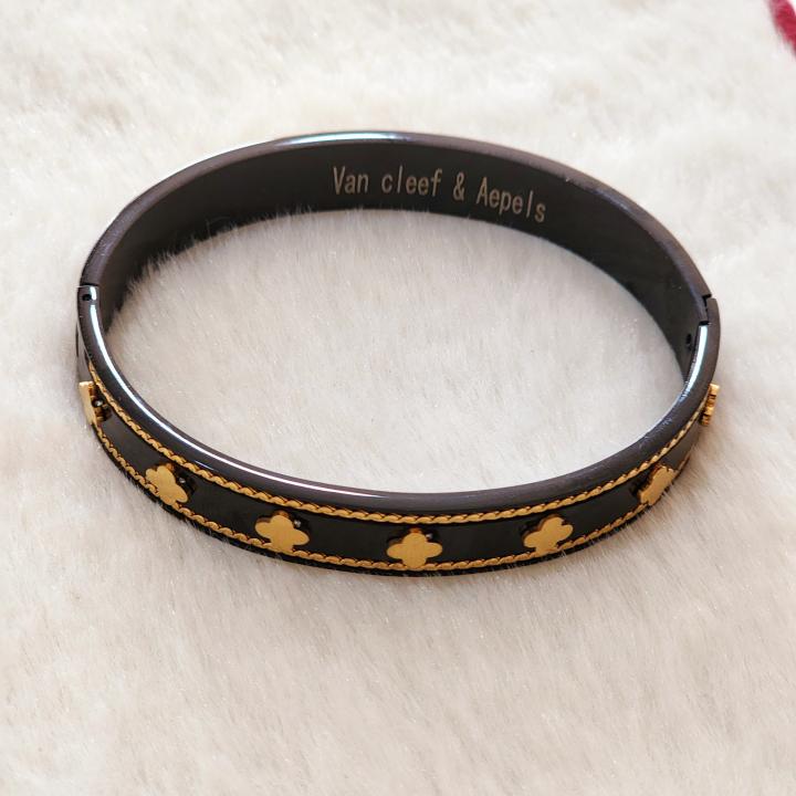 Van Cleef & Aepels Unisex Black Alhambra Bracelet With Gold Clover Charm