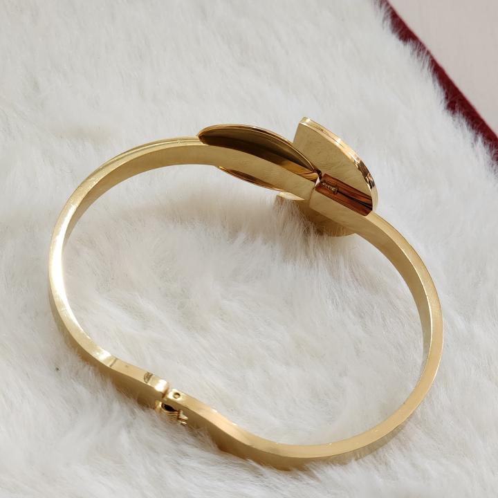 Crescent Black Inlay With Gold Teardrop Shaped Element Bracelet