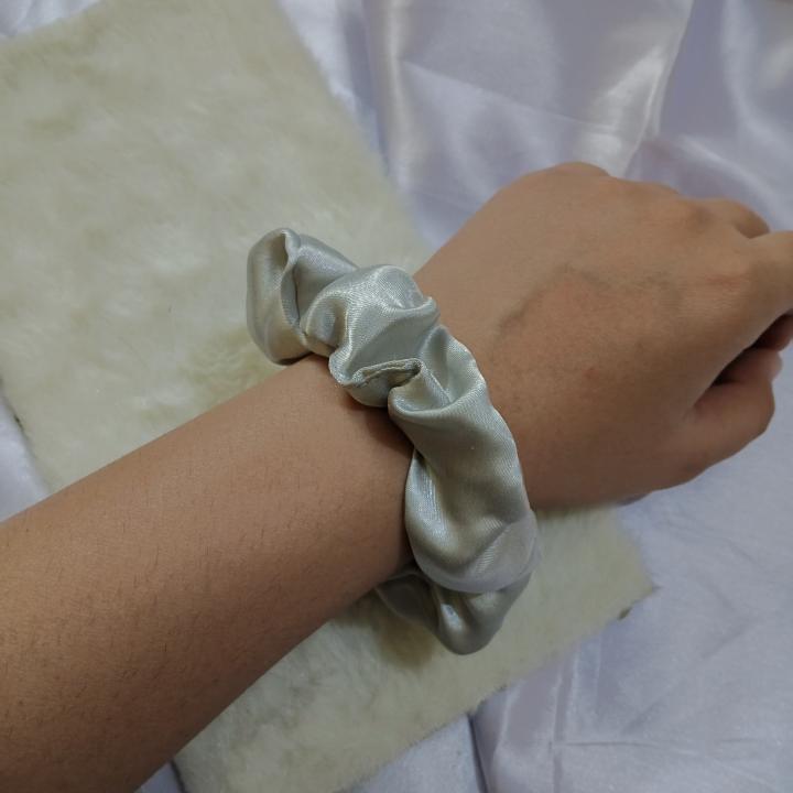 Luxe Aabhushan – Icy Pearl Satin Scrunchie